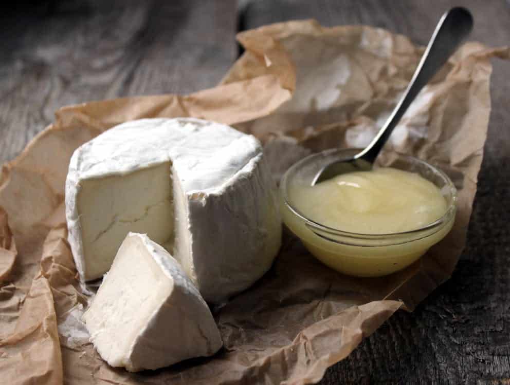 גבינה רכה עם צנצנת חמאה ליד