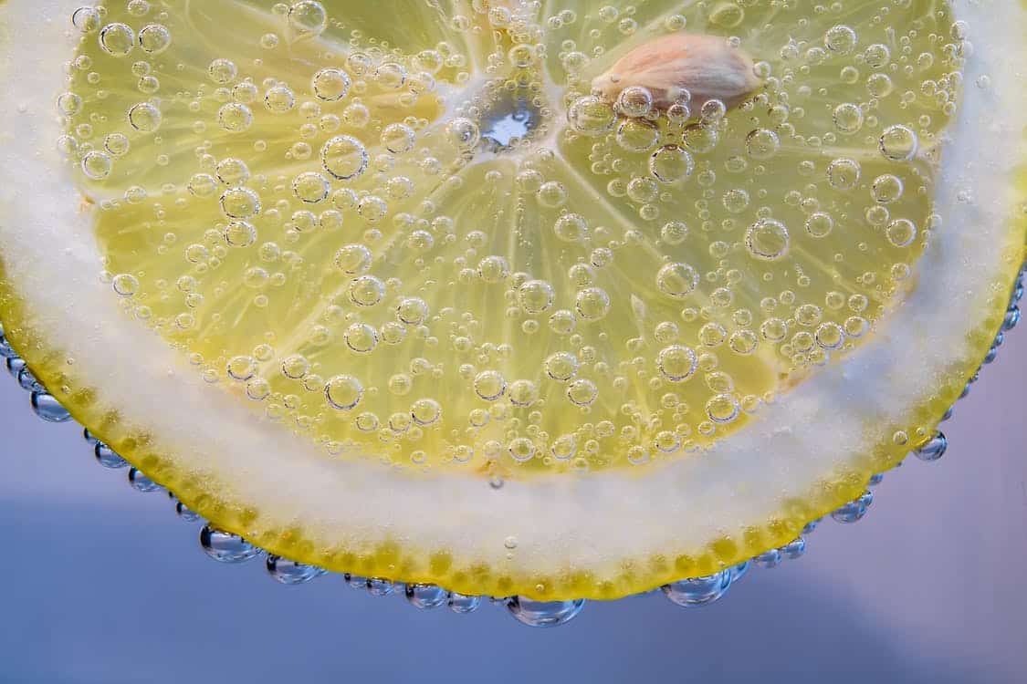 תמונת תקריב של לימון עם גלעין