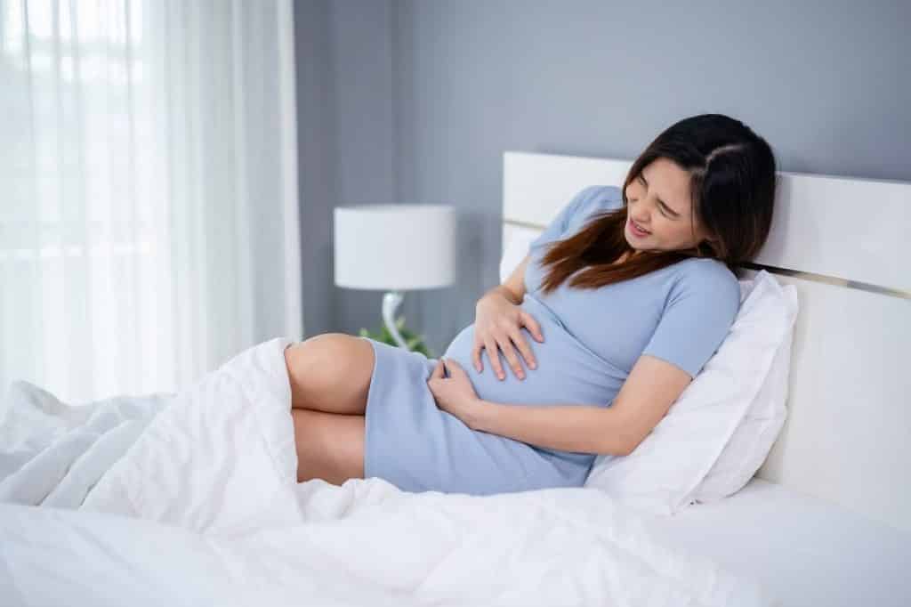 אישה עם עצירות בהריון סובלת מכאבים חזקים