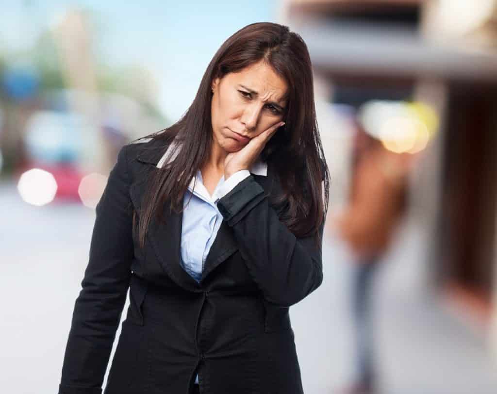 אישה בבגדי עסקים סובלת מחלת הפה והגפיים