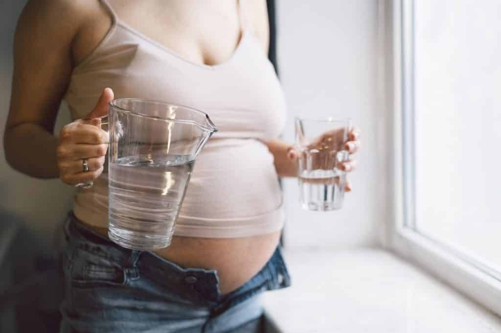 שתיית מים מסייעת להקלה על עצירות בהריון